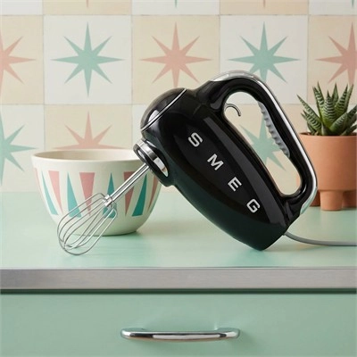 672700-C1S1-1 Batteur à main électrique Smeg : La précision professionnelle au style rétro