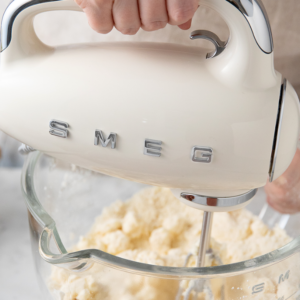 Batteur à main électrique Smeg : La précision professionnelle au style rétro